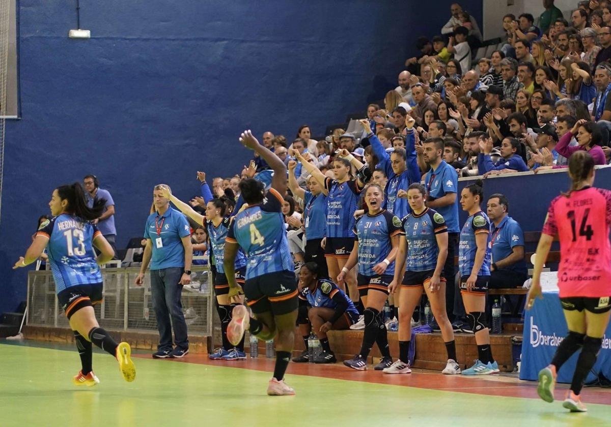 Las jugadoras del Bera Bera celebran un gol en el Gasca.