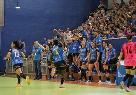 Las jugadoras del Bera Bera celebran un gol en el Gasca.