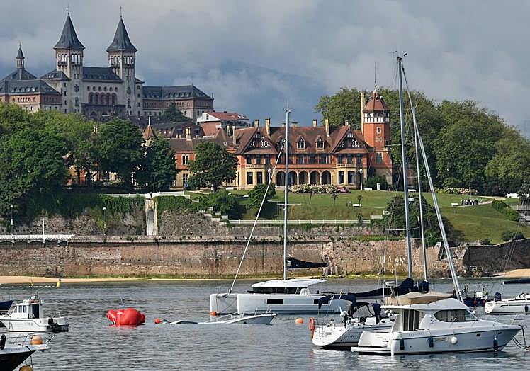 La proa del yate, la única parte visible de la embarcación de recreo hundida esta madrugada en la Bahía de San Sebastián.