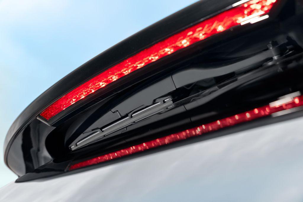 El aleron trasero superior 'guarda' el limpiarabrisas.