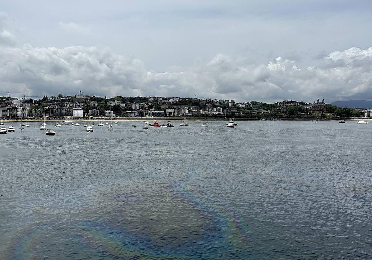 Mancha de gasoil del yate hundido en la bahía donostiarra