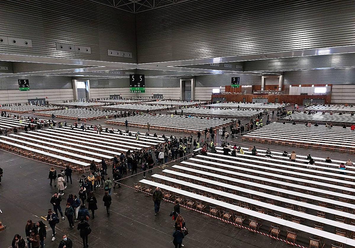 Miles de aspirantes realizan un exámen de la OPE de Osakidetza en el BEC.
