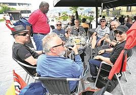 Aficionados franceses recuperando fuerzas ayer por la mañana en una terraza de Ijentea tras un intenso fin de semana deportivo y social.