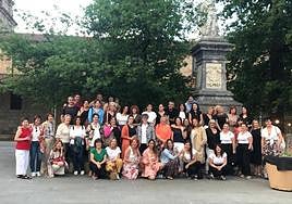 Profesionales de los comercios de Urretxu y Zumarraga terminaron de celebrar su día en formidable ambiente con un encuentro en la plaza Iparragirre.