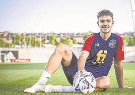 Zubimendi golpea el balón ayer sobre el campo principal de la Ciudad del Fútbol de Las Rozas.