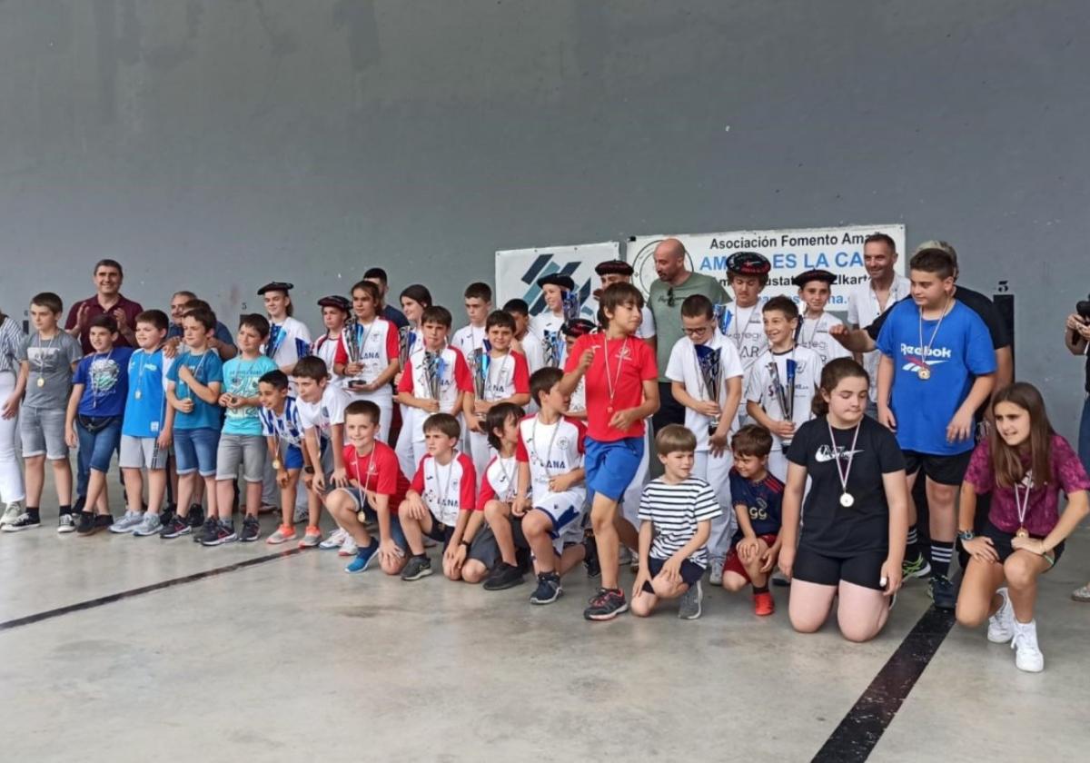 Un año más el torneo de Amaña ha contado con una gran participación y, después de las finales, la pertinente foto de familia en medio de un gran ambiente.