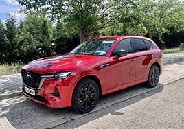 Uno de los mejores coches que ha fabricado Mazda es este CX-60. Consume poco,cuenta con un motor muy avanzado, potente y sofisticado. Y es diesel. ¿Qué mejorpara viajar? A la derecha, interior del CX-60 y los atractivos CX-30 y CX-5.