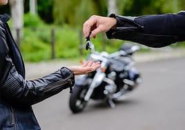 A la hora de adquirir una moto lo primero que hay que hacer es asegurarla pues, además de ser ilegal no hacerlo, son muchos los quebraderos de cabeza que nos quitaremos. El precio varía por varios factores.