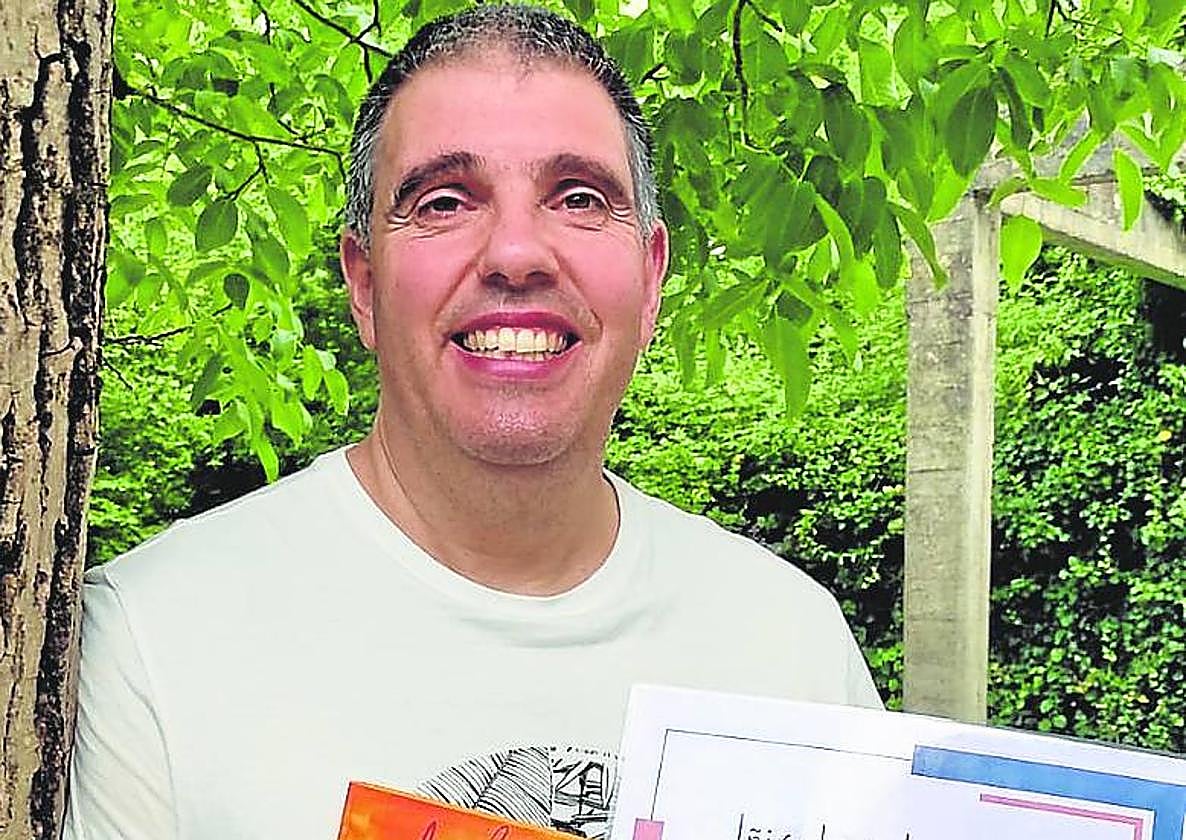 El errenteriarra Iñigo Legorburu posa con el libro del certamen y el diploma acreditativo.