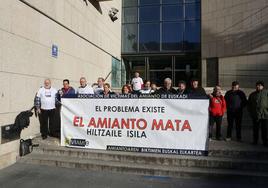 La Asociación de Víctimas del Amianto de Euskadi, frente a la puerta del Juzgado de Donostia.