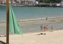 La bandera verde vuelve a ondear en la playa de La Concha tras haber remitido el vertido del yate hundido el lunes en la bahía