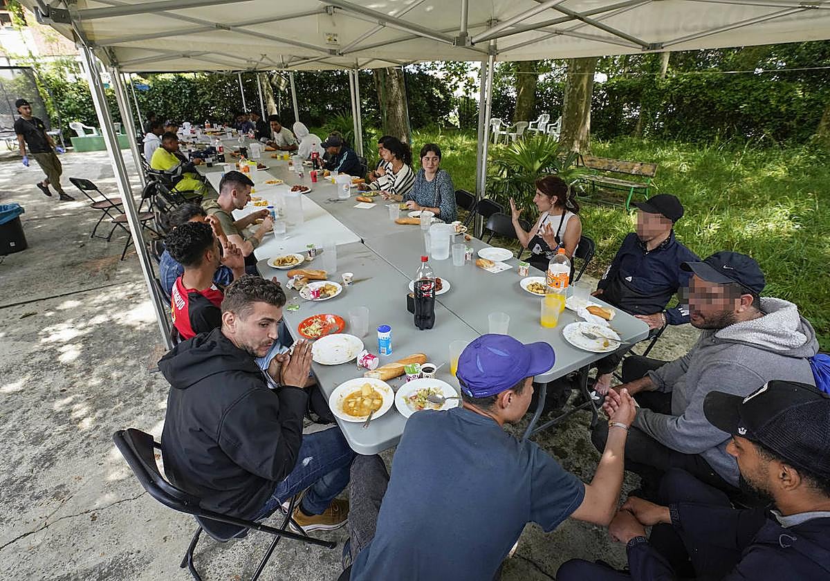Usuarios de Jatorkin y voluntarios compartieron comida y mesa.