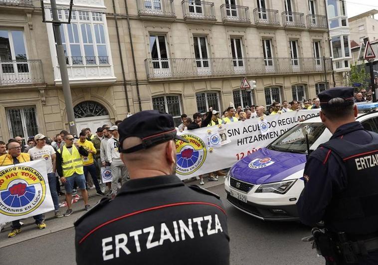 Los jueces anulan las limitaciones a las protestas de 'Ertzainas en lucha' frente al Parlamento Vasco