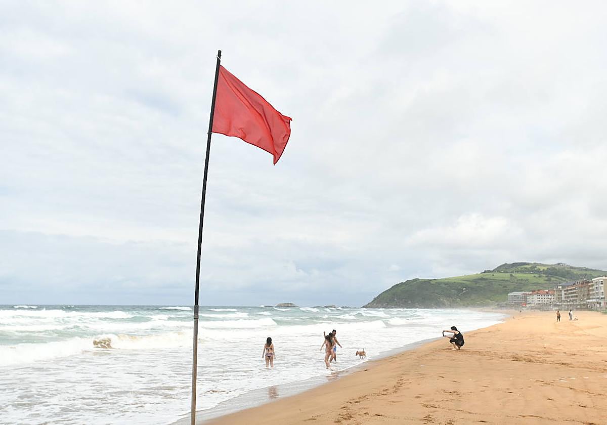 La bandera roja continuará hasta al menos este jueves en Zarautz.