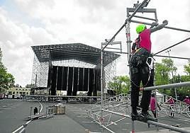 Los operarios han estado trabajando a lo largo de la semana en el montaje del recinto en Mendizabala.