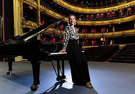 Judith Jáuregui posa en el Victoria Eugenia, donde este miércoles interpretará obras para piano de Franz Schubert.