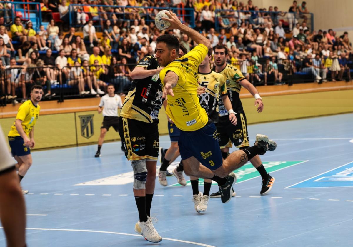 Ander Ugarte se despidió del balonmano con una gran actuación ante el Puente Genil en Artaleku.