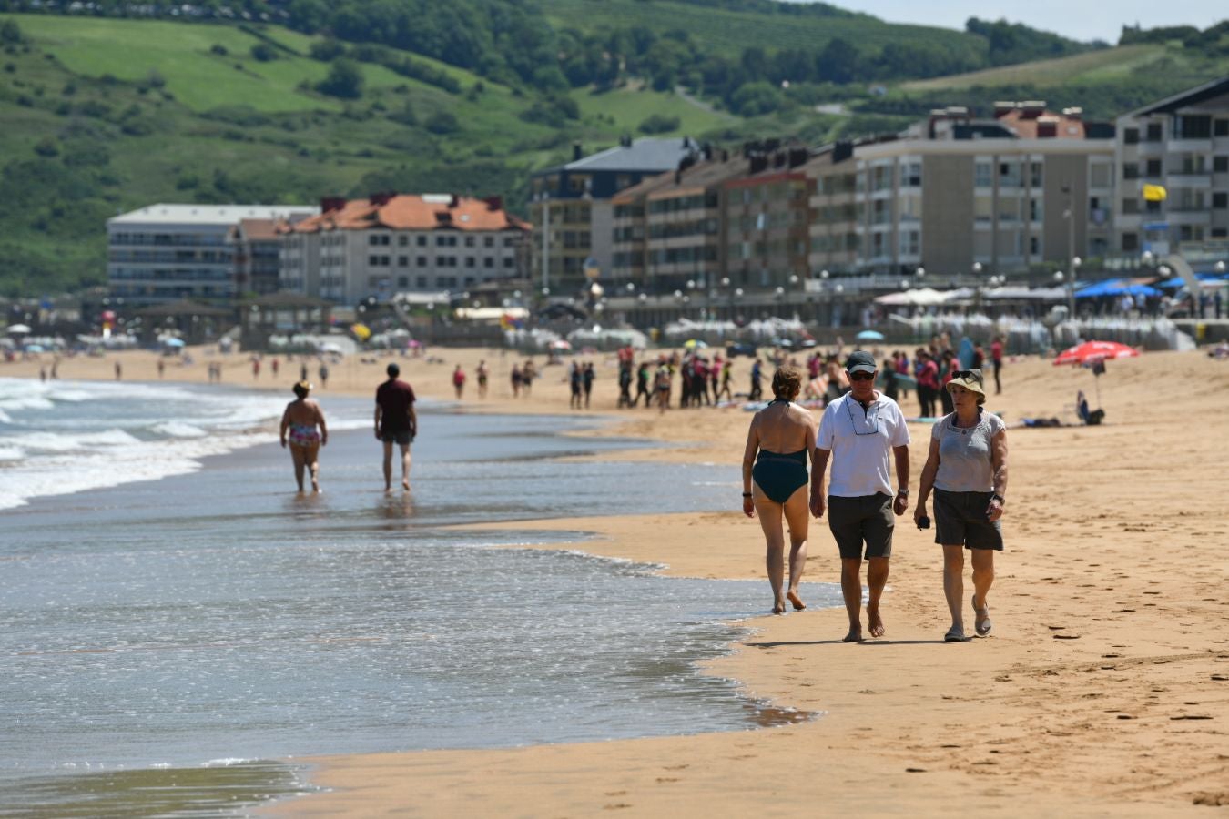 La playa de Zarautz vuelve a ser apta para el baño