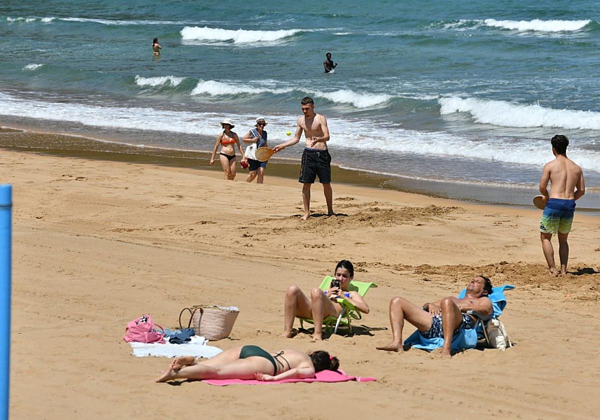 Los bañista disfrutaban ya este jueves de agradables temperaturas en la playa de Zarautz, en lo que es el anticipo de un fin de semana sofocante.