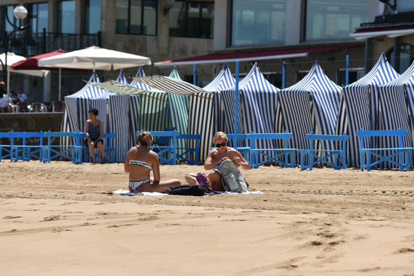 La playa de Zarautz vuelve a ser apta para el baño