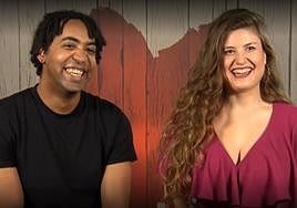 Daria y Mbaye en el momento clave de su cita en First Dates: llega la cuenta.