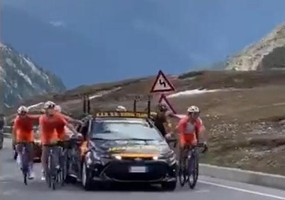 Fotograma del vídeo que muestra cómo los ciclistas del Giro Sub-23 suben el Stelvio agarrados al coche.