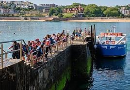 Visitantes a la isla de Santa Clara, llegando en barco.