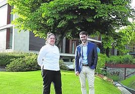 Jon Dorronsoro y Lierni, en los preciosos jardines del reconocido restaurante Jaizkibel.