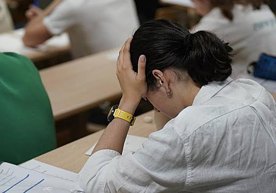 Una estudiante, durante uno de los exámenes de la EAU.