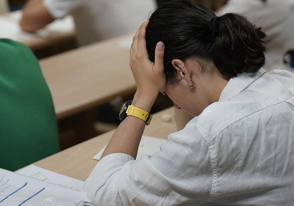 Una estudiante, durante uno de los exámenes de la EAU.