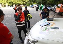 El coordinador de Emergencias del Gobierno Vasco habla por teléfono antes de dar instrucciones a los bomberos.