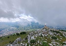 A los pies de la gran estatua de San Ignacio se encuentra su localidad natal, Azpeitia, donde destaca su santuario.