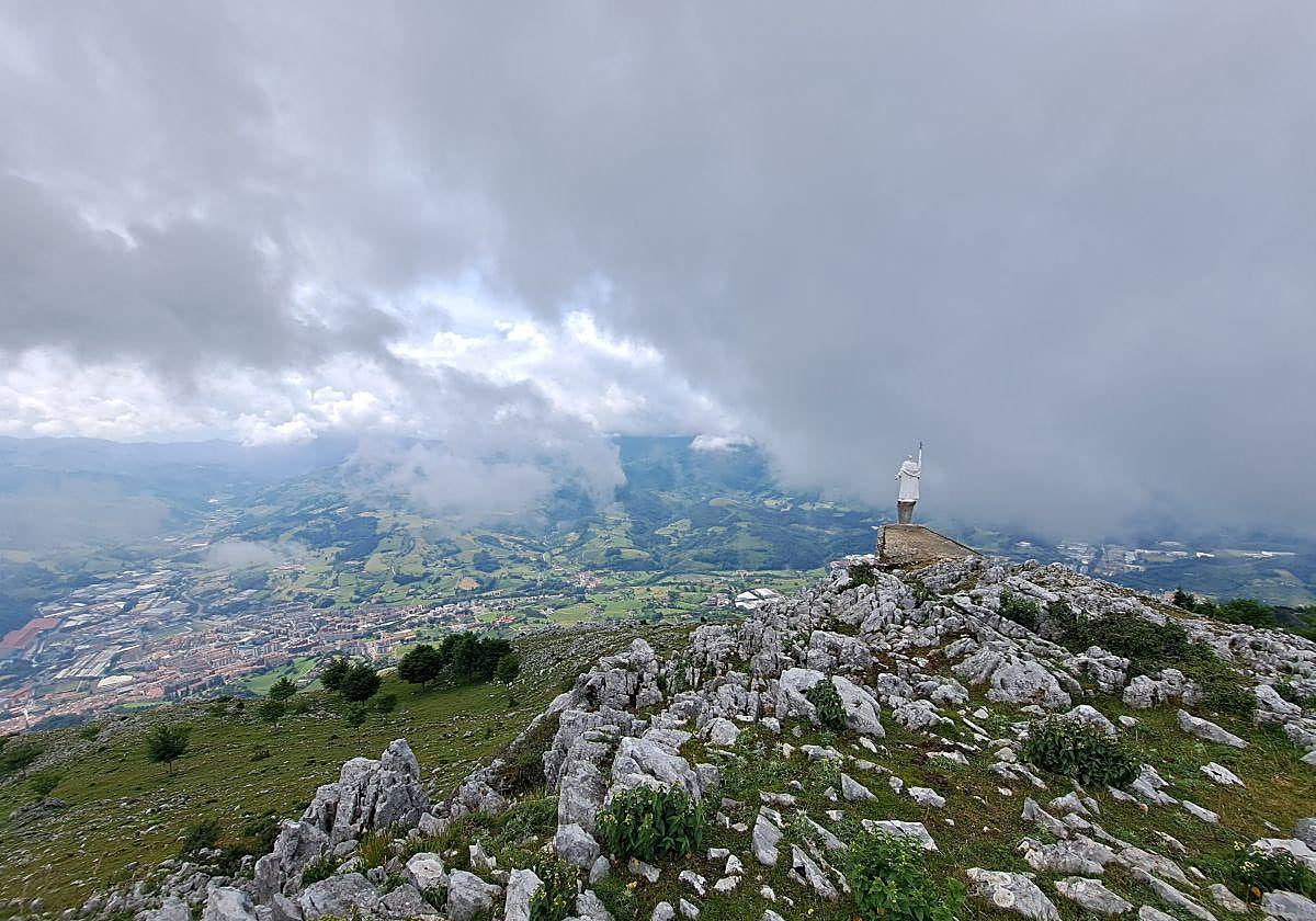 A los pies de la gran estatua de San Ignacio se encuentra su localidad natal, Azpeitia, donde destaca su santuario.
