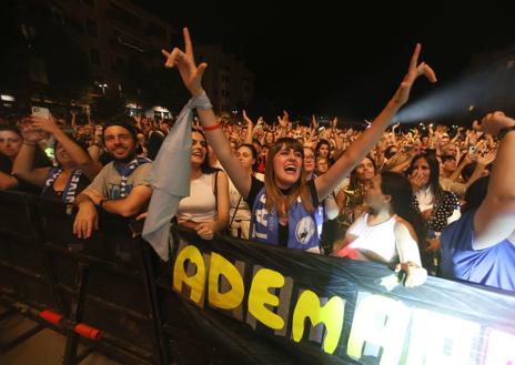 Imagen secundaria 1 - Una vista de la abarrotada plaza San Juan. El público ha disfrutado con el concierto. Bustamante con el alcalde de Irun, José Antonio Santano. 