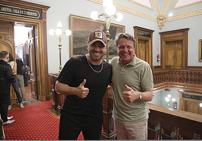 Bustamante ha visitado el Ayuntamiento de Irun antes del concierto y ha sido recibido por el alcalde en funciones, José Antonio Santano.