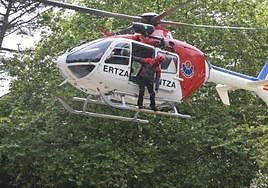 El helicóptero de emergencia de la Ertzaintza, durante la búsqueda esta mañana en Ulia.