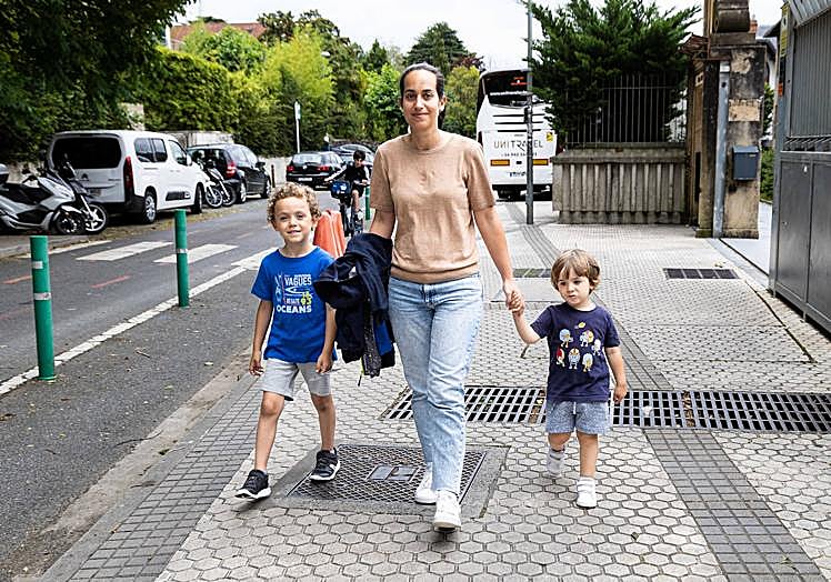María Padilla, junto a sus dos hijos, a la salida del colegio.