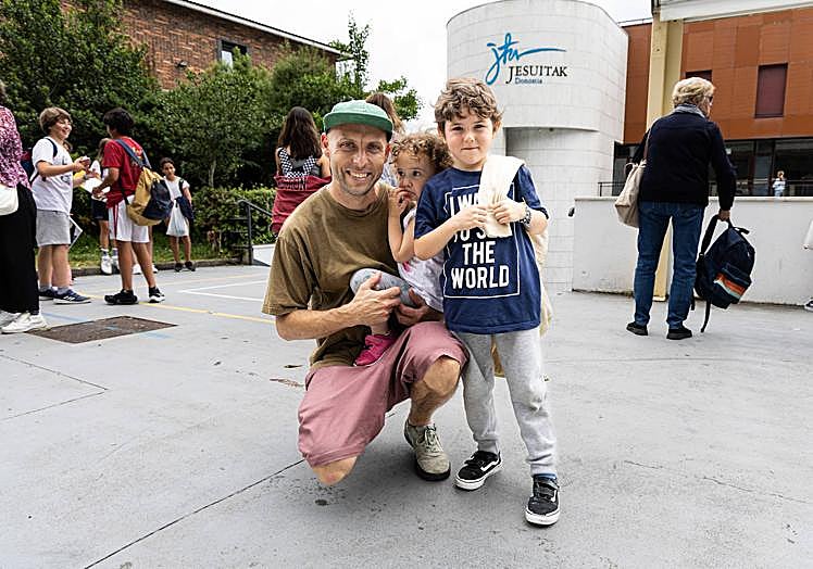 Peru Lóez, con sus hijos, pocos días antes de empezar las vacaciones.