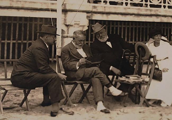 Sorolla comparte unos bocetos acompañado de amigos en la arena de La Concha.