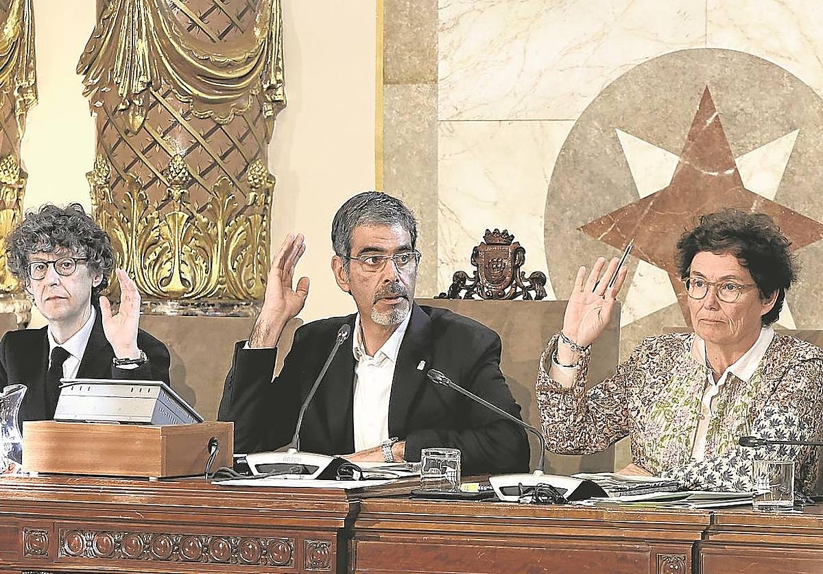 El alcalde Eneko Goia, entre los jeltzales Juanra Viles y Nekane Arzalluz, en el pleno del pasado 4 de mayo.