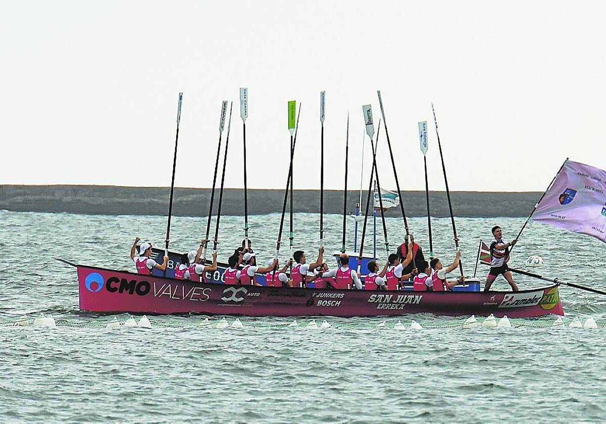 San Juan celebra la ikurriña conseguida en la bahía de Donibane.
