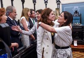 La jeltzale Beatriz Artolabal felicita con un abrazo a su socia, la socialista Maider Etxebarria..