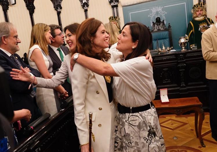 La líder del PNV Beatriz Artolazabal abraza a la nueva alcaldesa.
