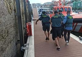 Agentes de la Guardia Civil trasladan el cuerpo del vecino donostiarra.
