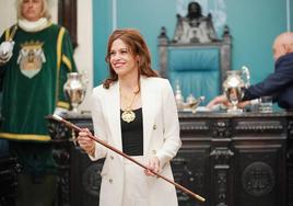 Maider Etxeberria, con el bastón de mando de Vitoria.