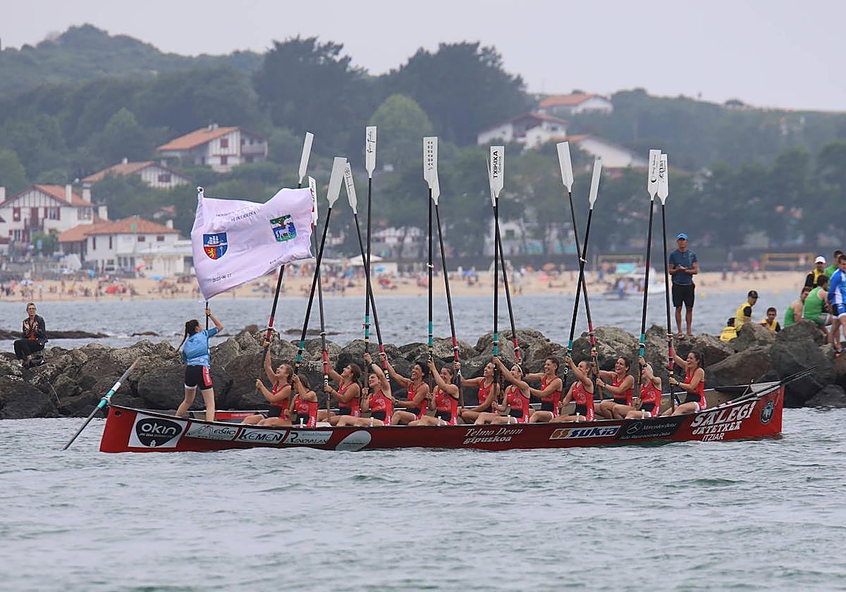 La trainera de Zumaia celebra su triunfo.