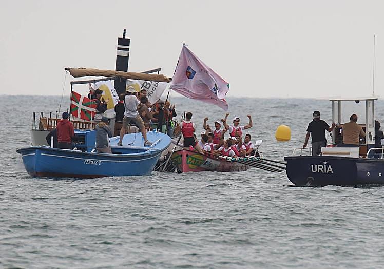 Imagen principal - Zumaia sorprende a Kaiku y se lleva la primera bandera