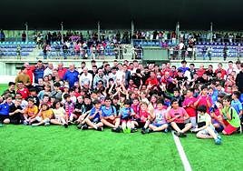 Plantilla y afición celebran el ascenso a Tercera la pasada temporada en Fanderia.