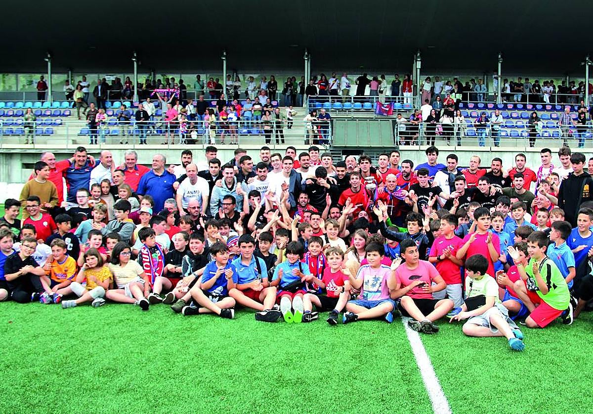 Plantilla y afición celebran el ascenso a Tercera la pasada temporada en Fanderia.