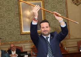 Alejandro Toquero, con el bastón de mando de Tudela.